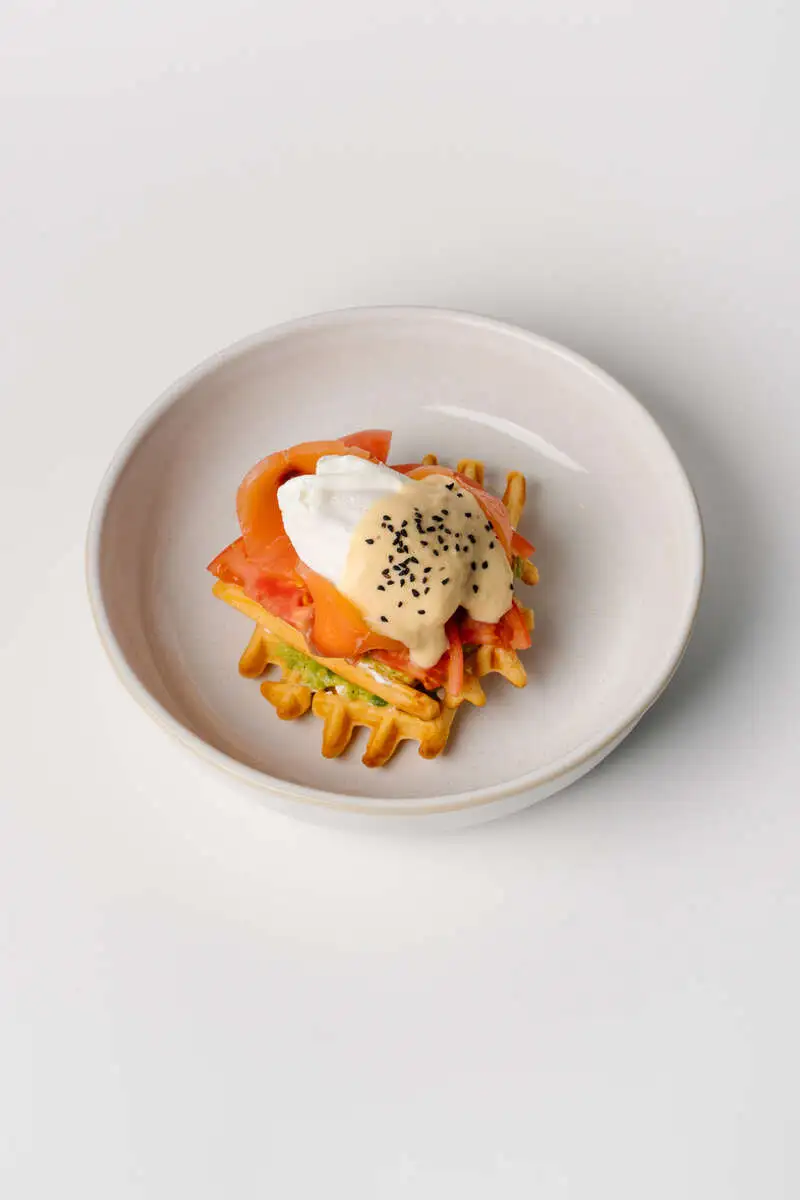 Бельгийская вафля с лососем, пашот и соусом голландез 
