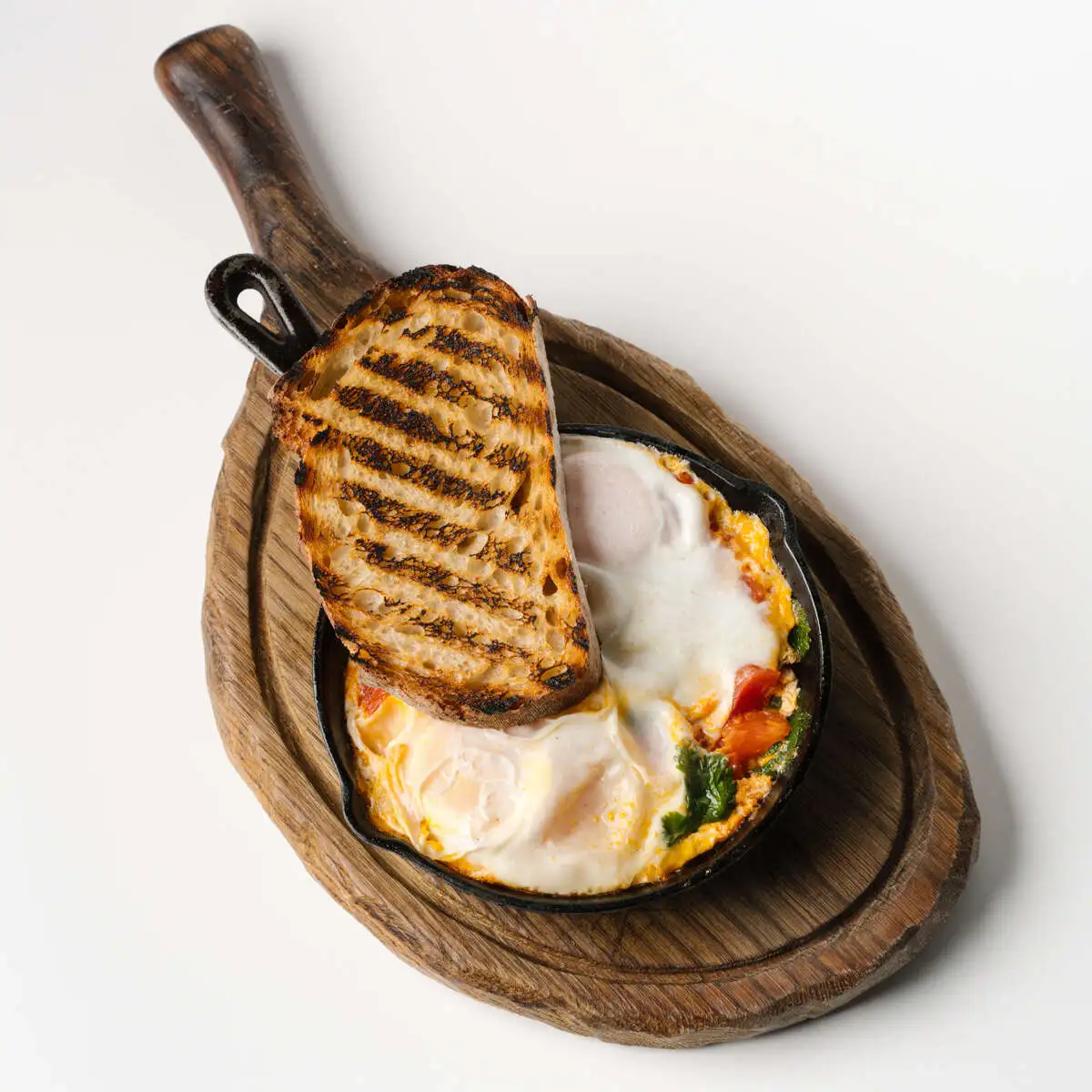 Шакшука со свежеми томатами и перцем чили