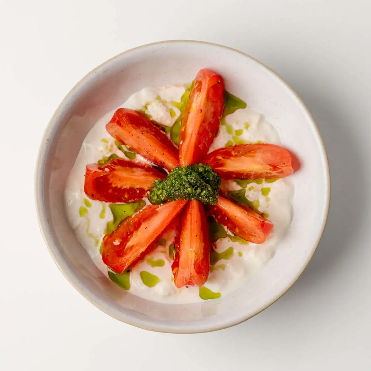 Томаты со страчателлой и песто