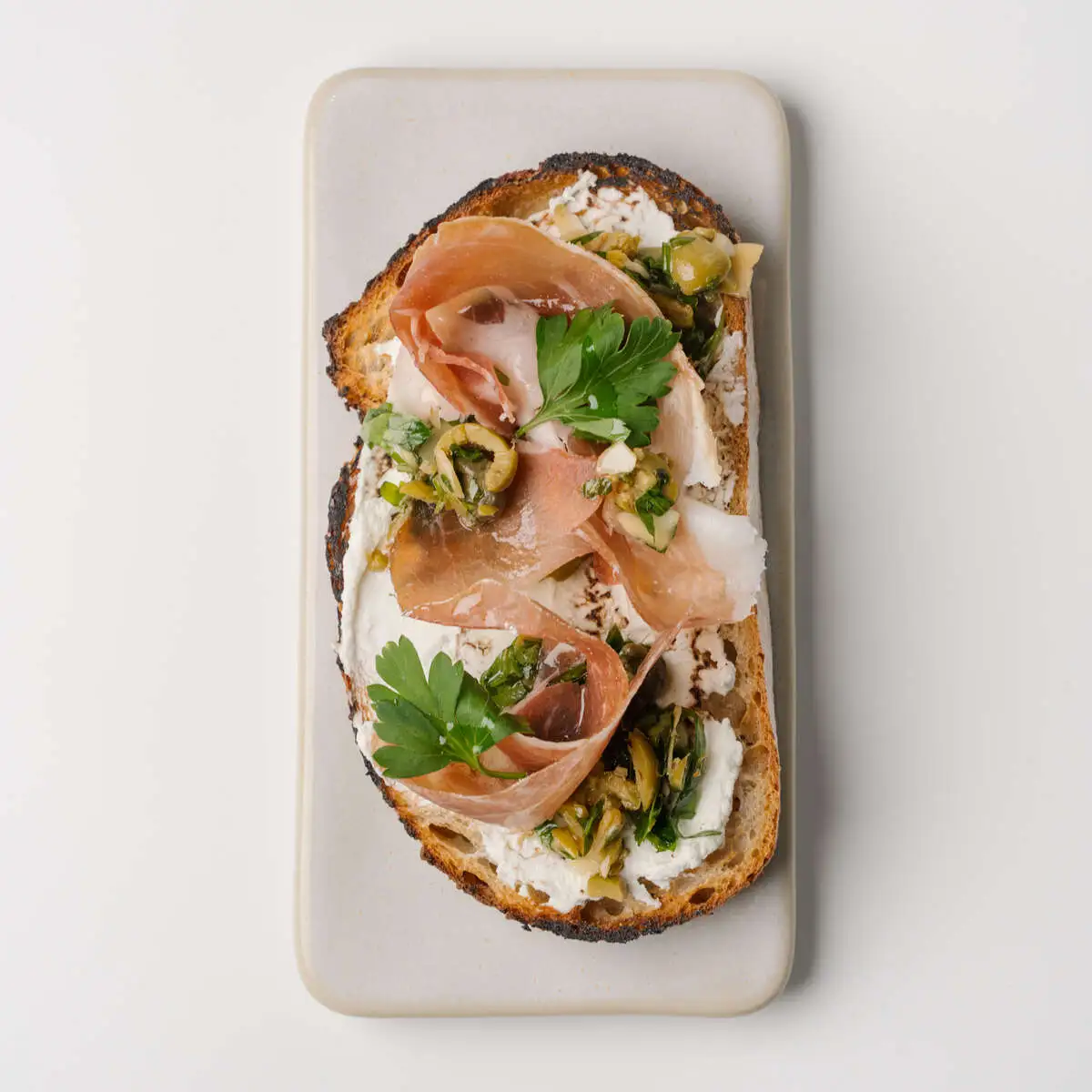 Брускетта с пармой тапенадой из оливок