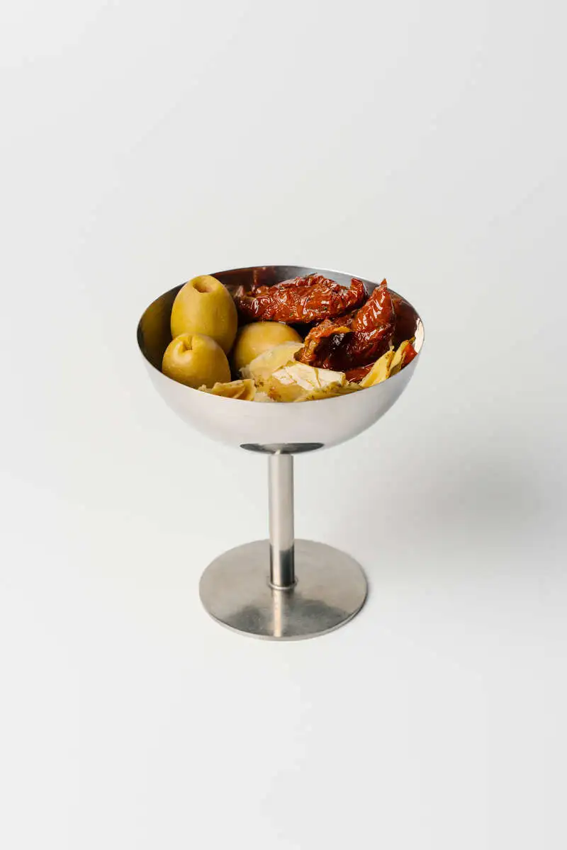 Оливки, артишоки, вяленые томаты