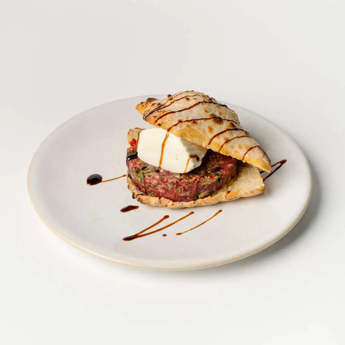 Тар-тар из говядины с кремом из горгонзолы 