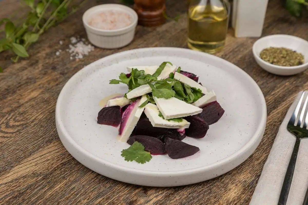 Салат запеченая свекла с фетой 200г