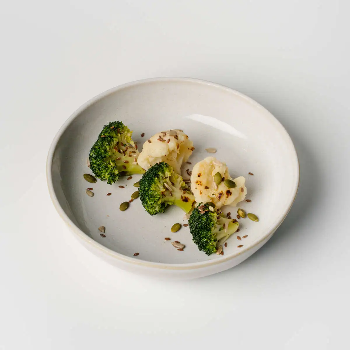 Брокколи,  цветная капуста с семечками 