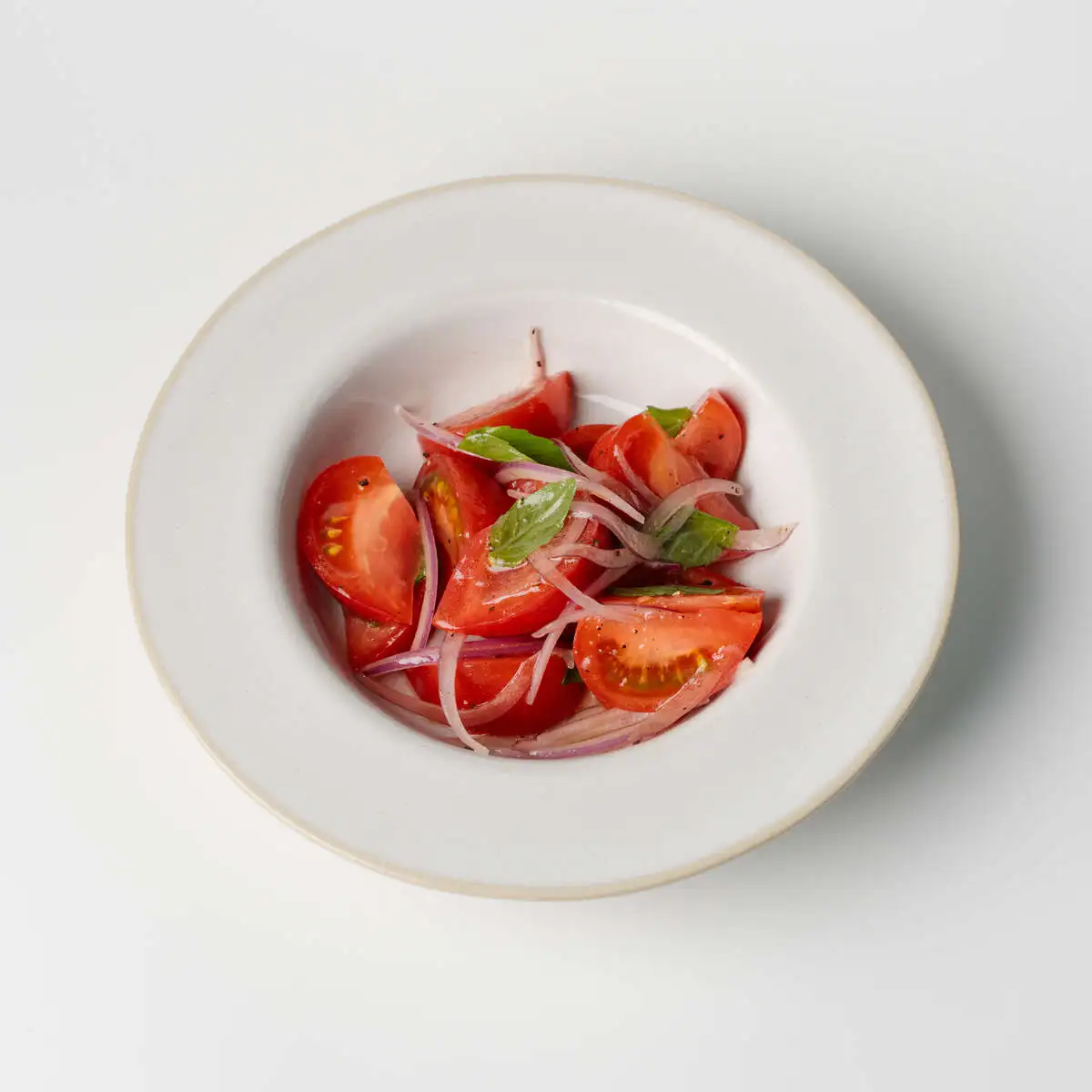 Томаты с красным луком и базиликом