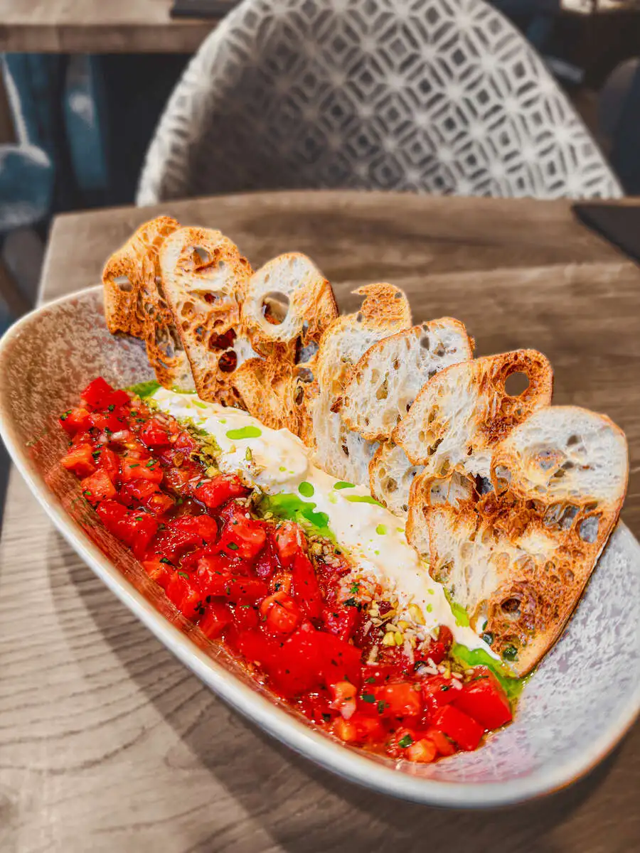 Сальса из томатов со страчателлой и сухариками