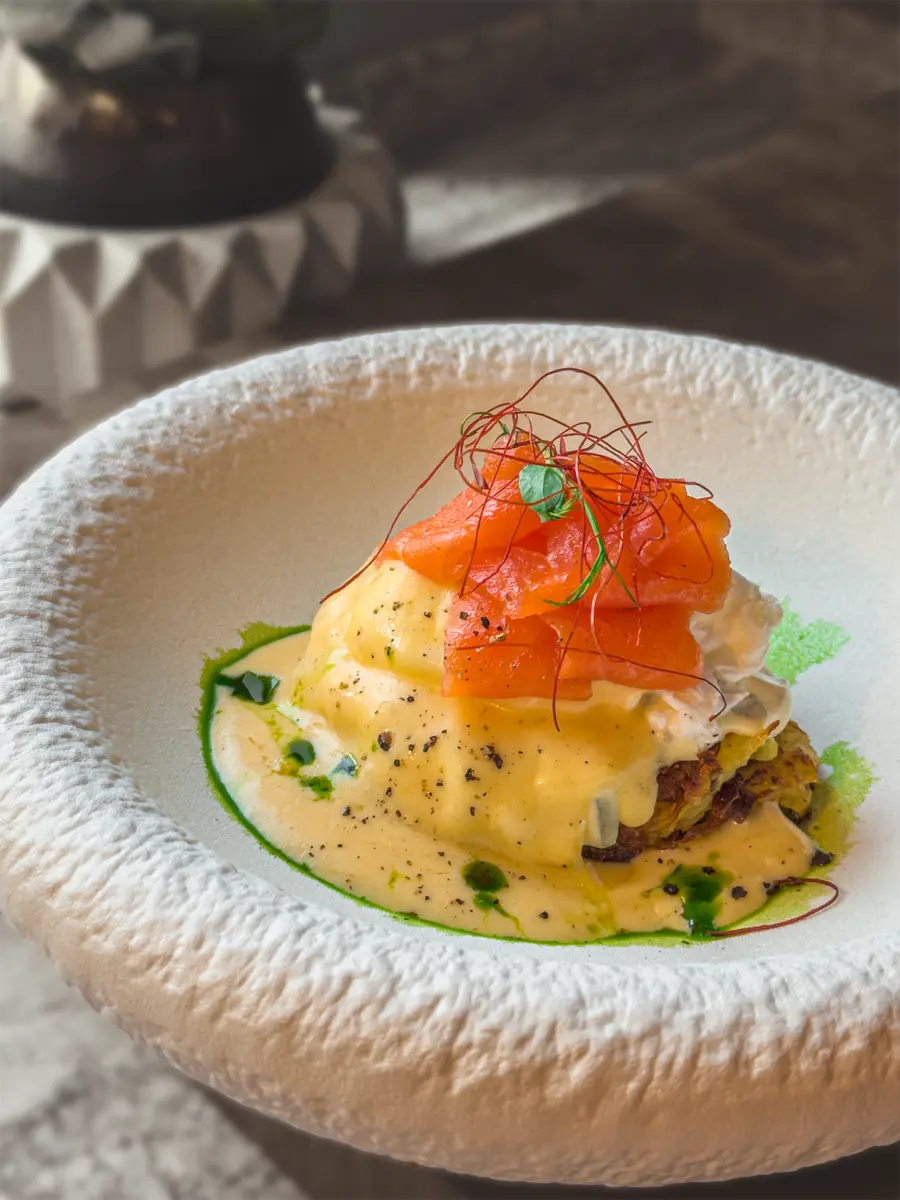 Драники с семгой и яйцом пашот под соусом голландез