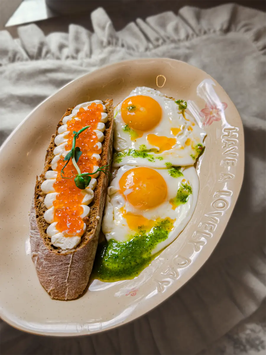 Бутерброд с красной икрой и глазуньей