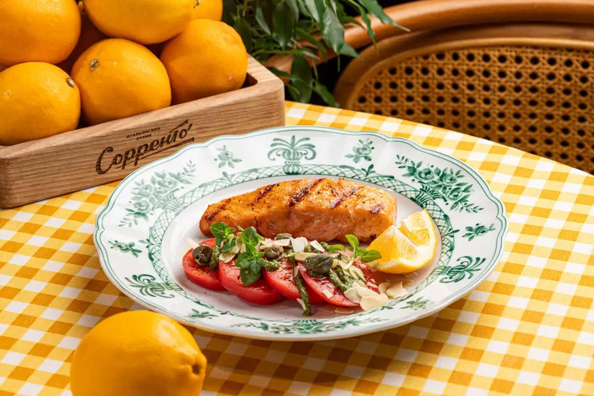 Филе форели со свежими томатами и песто