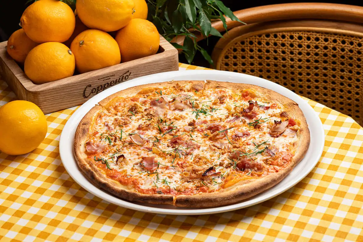 Карбонара с беконом и луковыми чипсами (30 см)