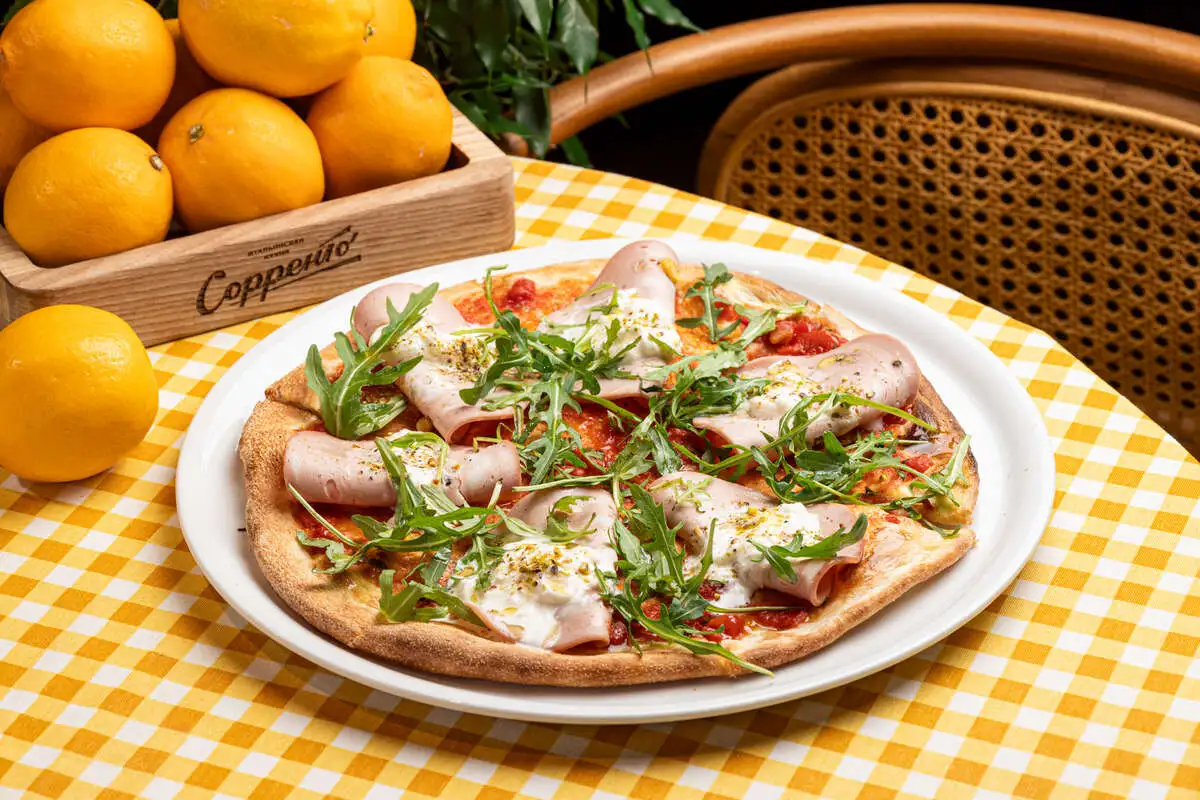 Со Страчателлой, мортаделлой и фисташками (30 см)