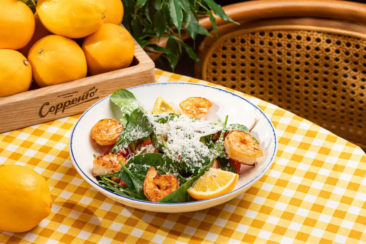 С тигровыми креветками, томатами и авокадо