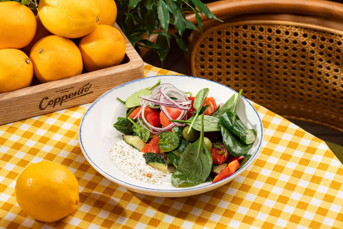 Овощной салат с оливками