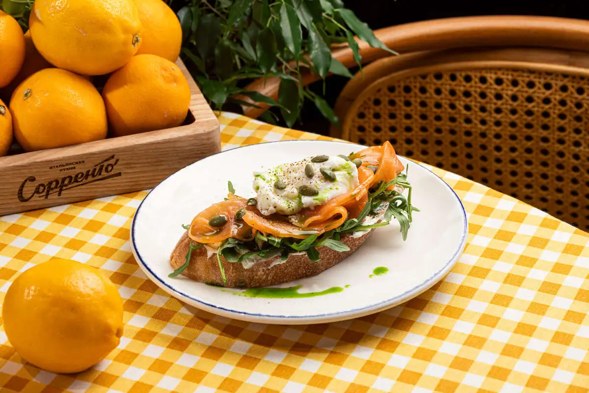 Брускетта с форелью и яйцом пашот
