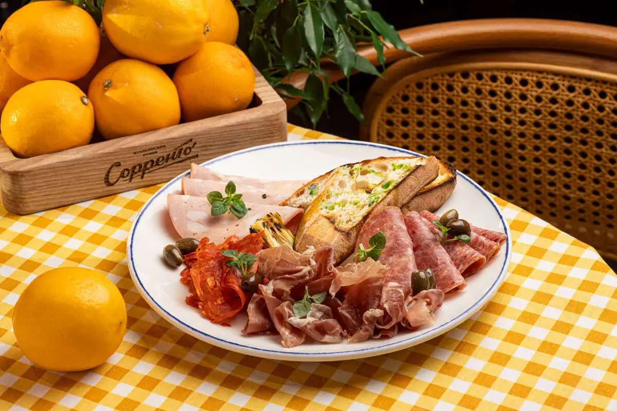 Колбаски сыровяленые, мортаделла, оливки 