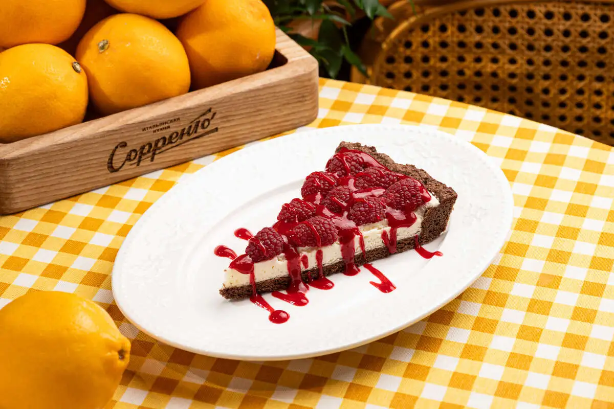 Шоколадная кростата с базиликом и малиной