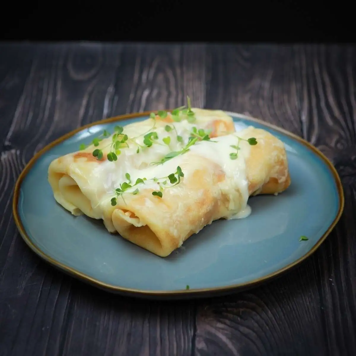 Блины с копченой курицей, сыром и грибами