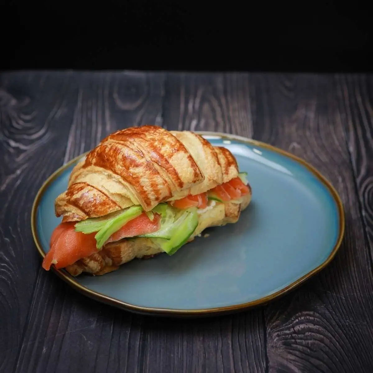 Круассан с лососем