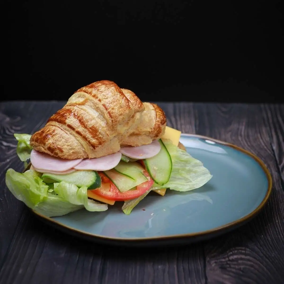Круассан с ветчиной