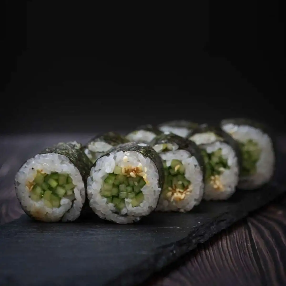 Маки ролл с огурцом