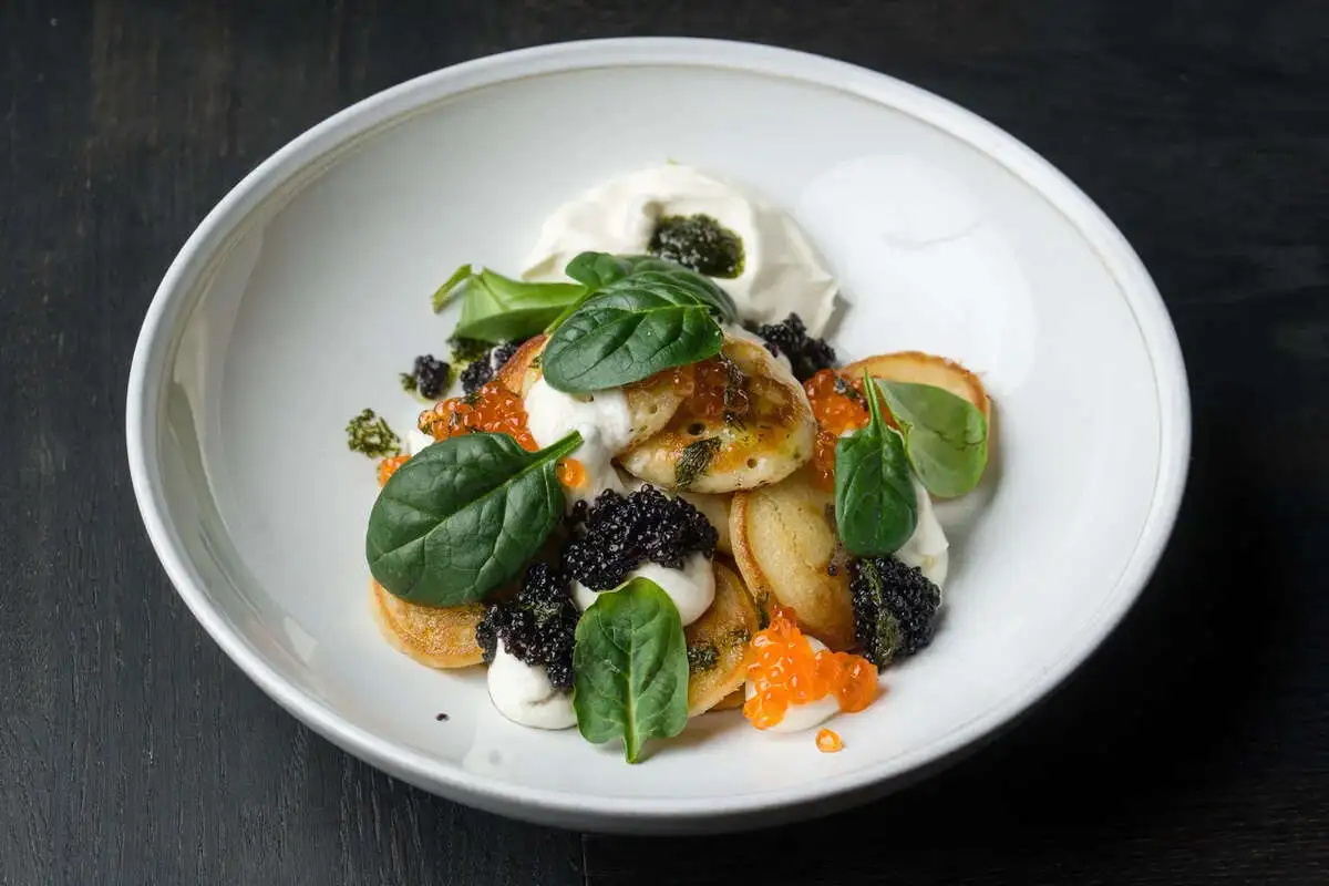 Оладушки с двумя видами икры : черная икра палтуса и красная икра лосося 