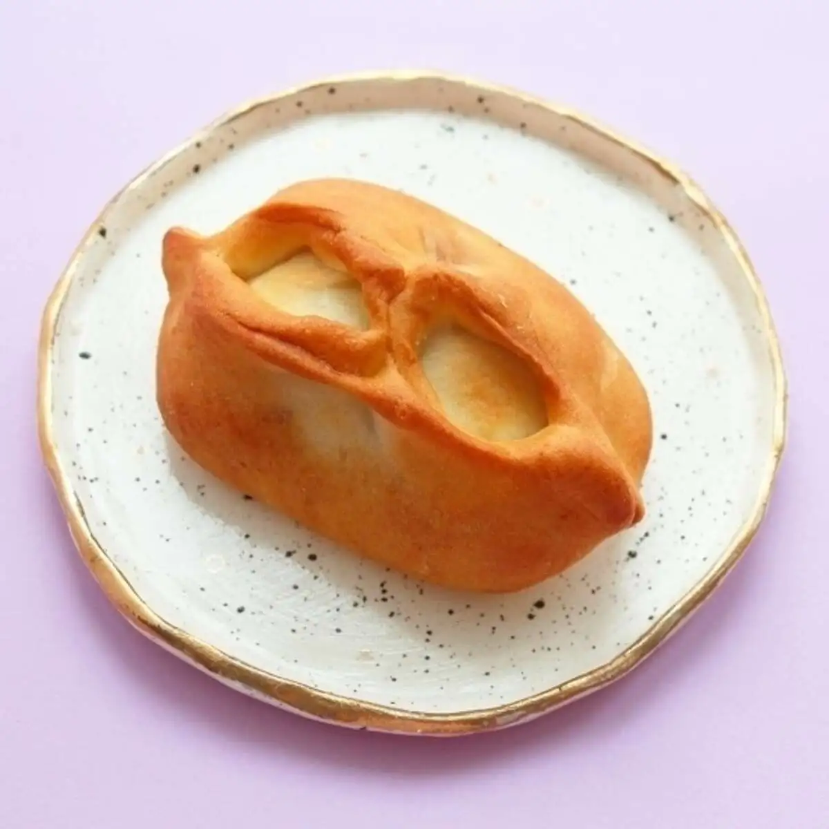 Пирожок с яйцом и зеленым луком