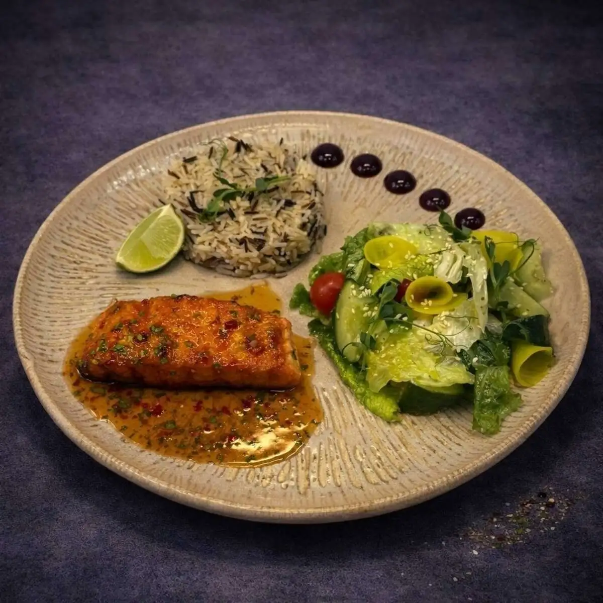 Стейк лосося с диким рисом и соусом свит чили