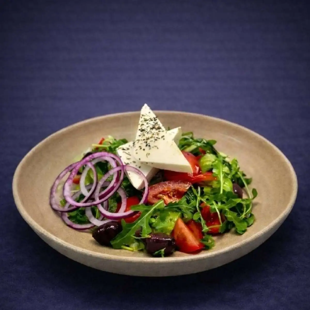 Греческий салат с оливками каламато