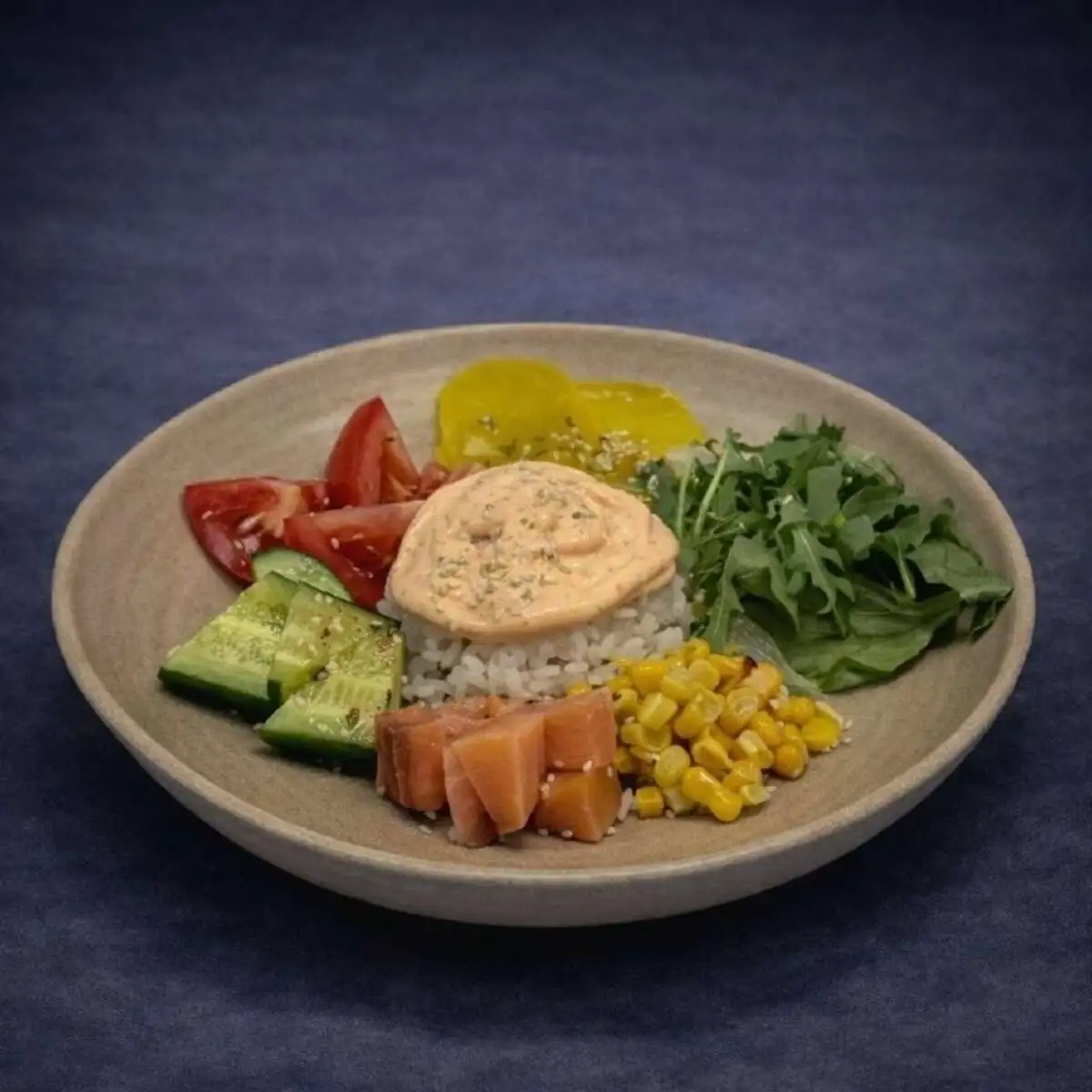 Боул с лососем и рисом (немного острый)