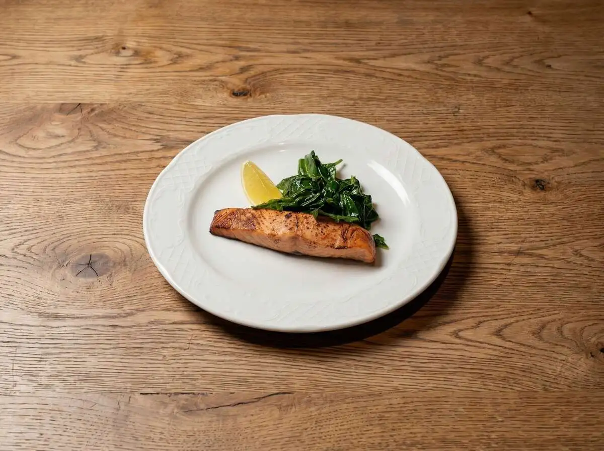 Стейк из лосося с лимонным шпинатом 