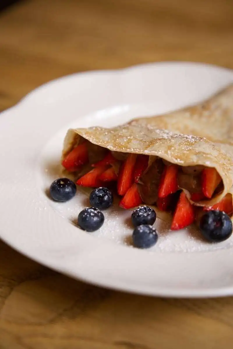 Масленица блинчик с шоколадом и ягодами