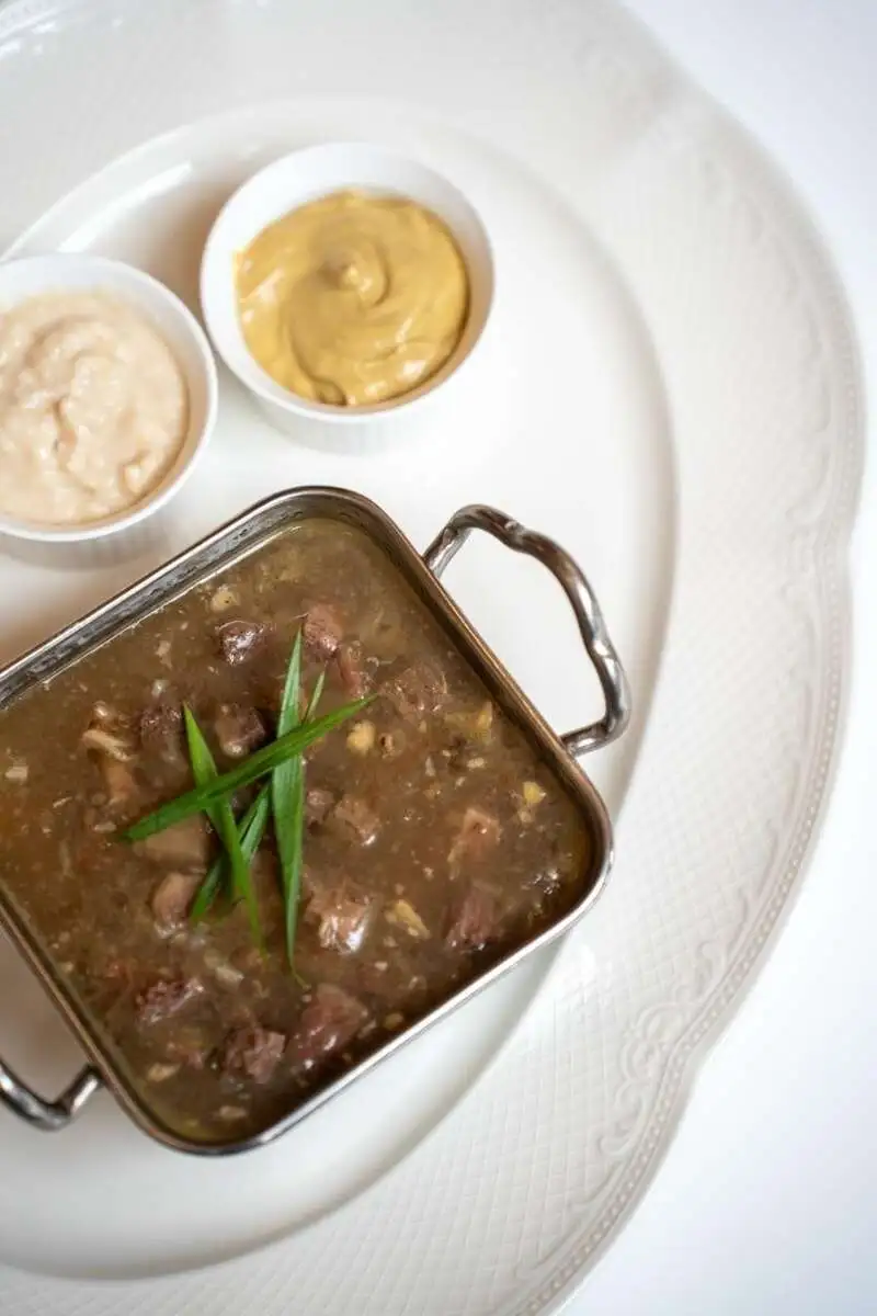 Холодец мясной с хреном подающийся