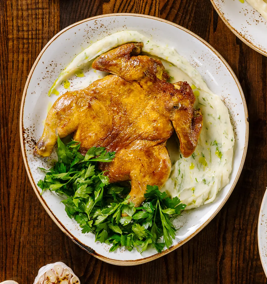 Цыпленок табака с разнотравием