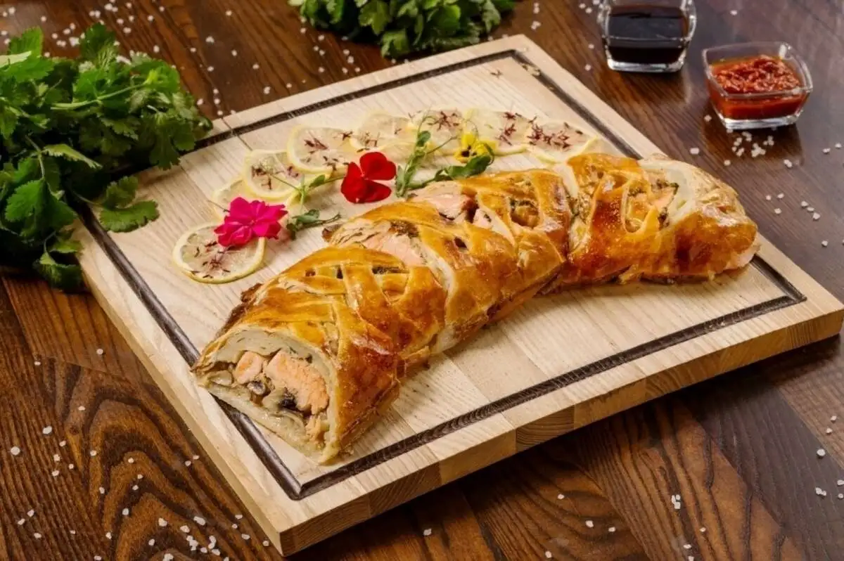 Пирог с лососем в слоеном тесте с грибами