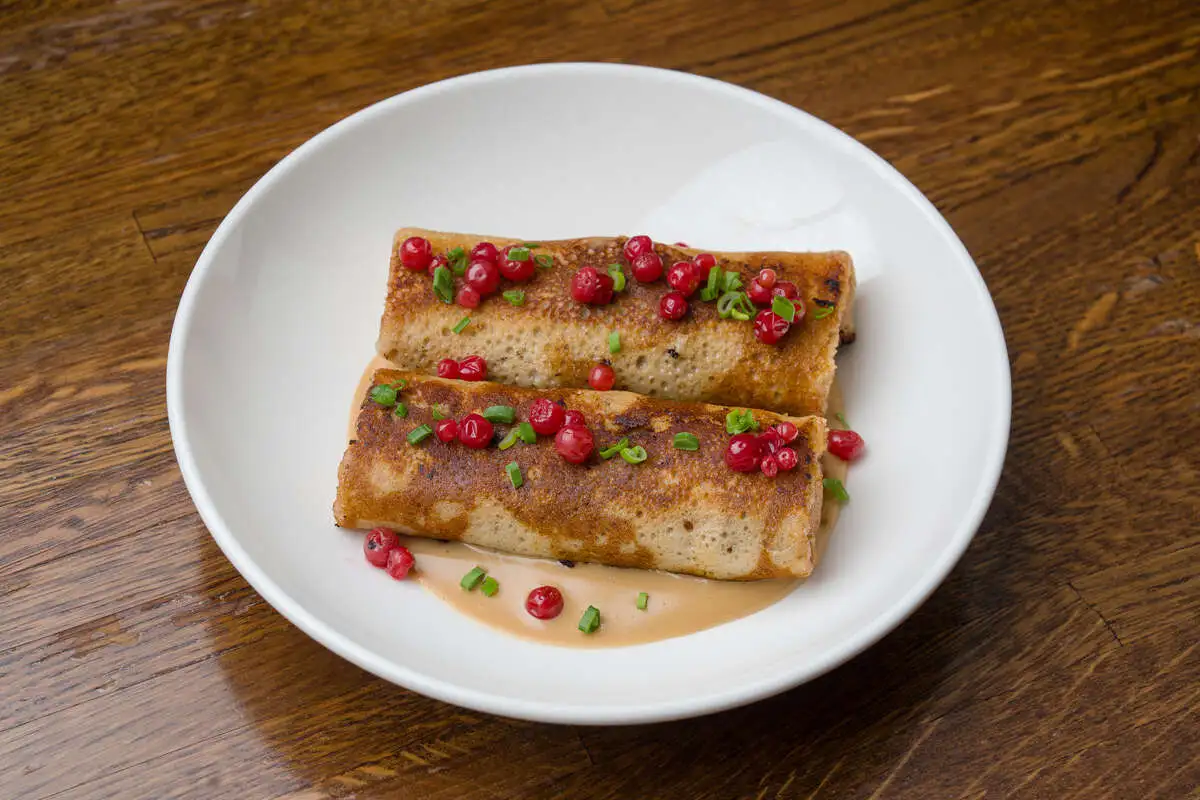 Гречневые блины с бычьими хвостами и брусникой