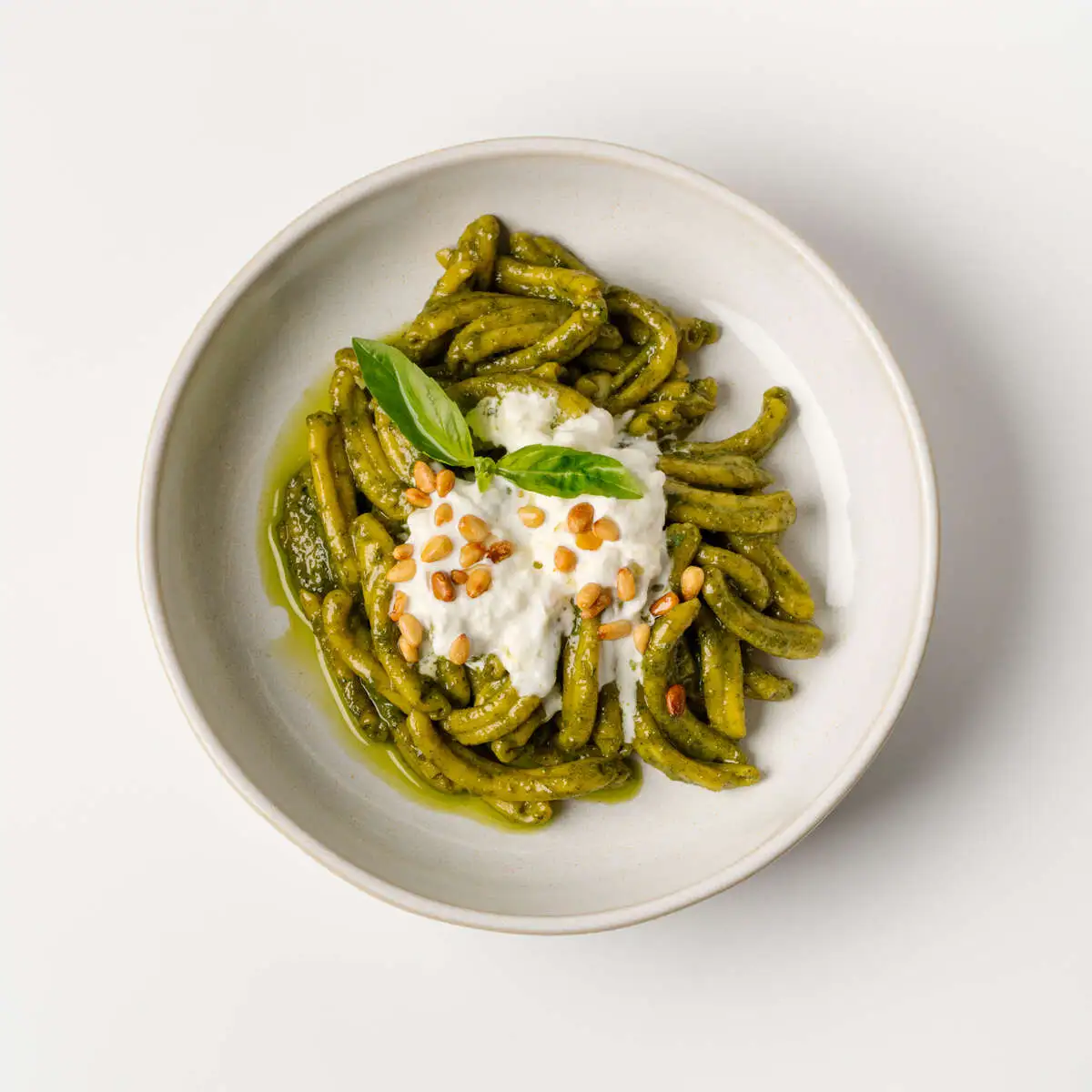 Спагетти  с песто и страчателлой 