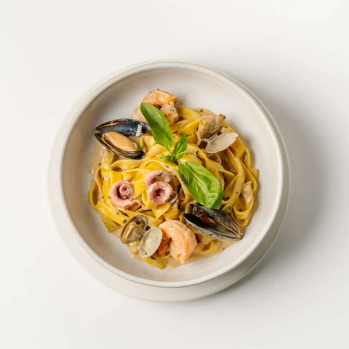 Лингвини с морепродуктами и соусом из черного чеснока