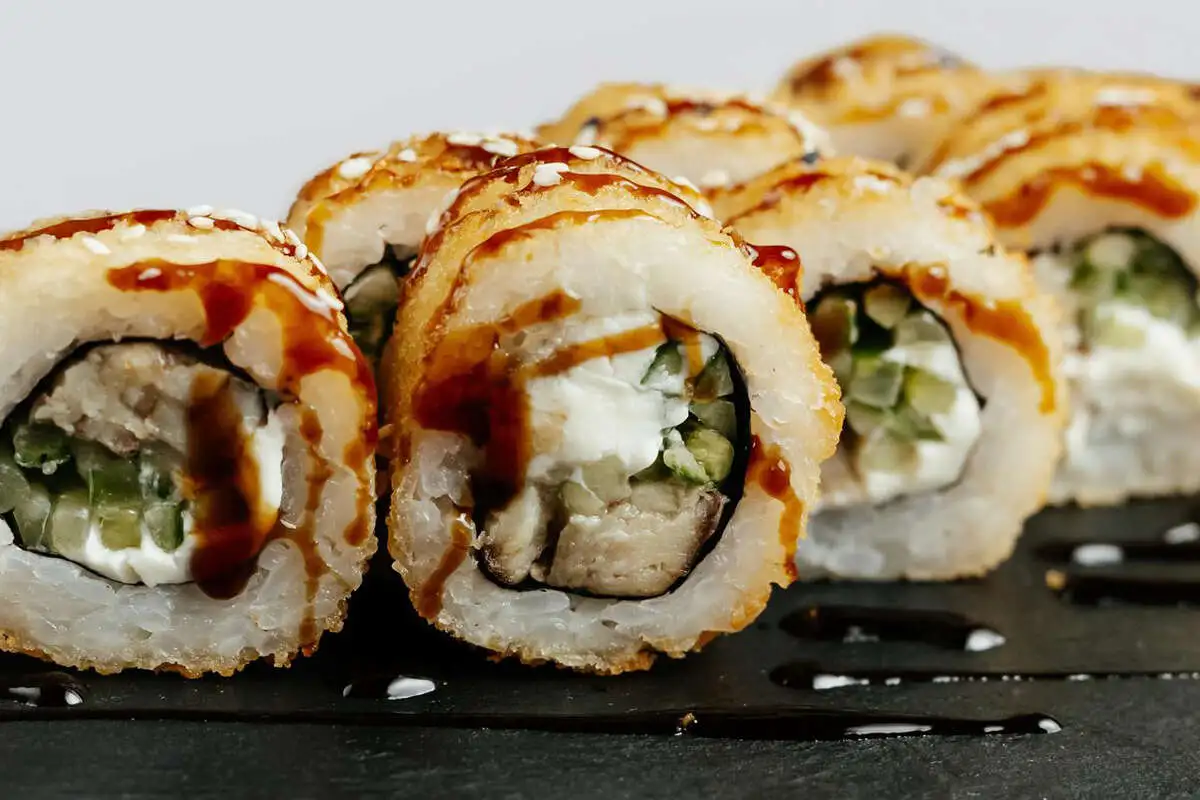 Ролл с угрем и угрозами