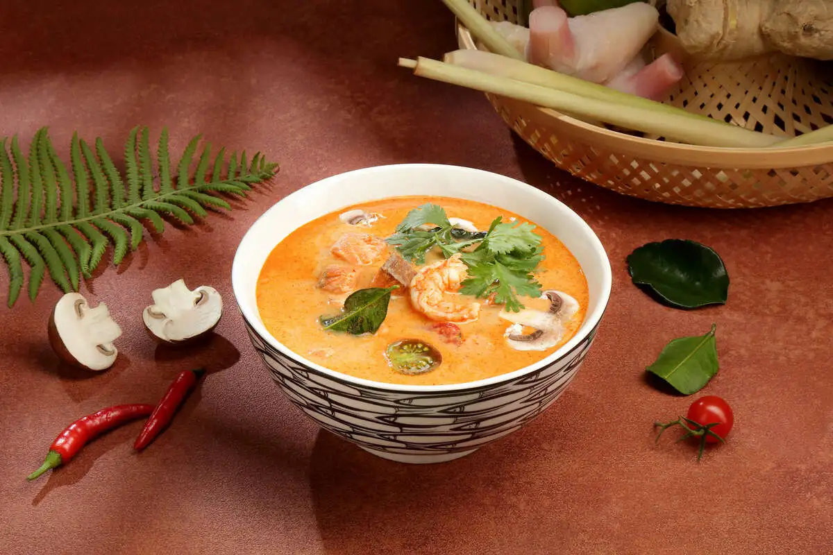 Том ям с лососем Веган