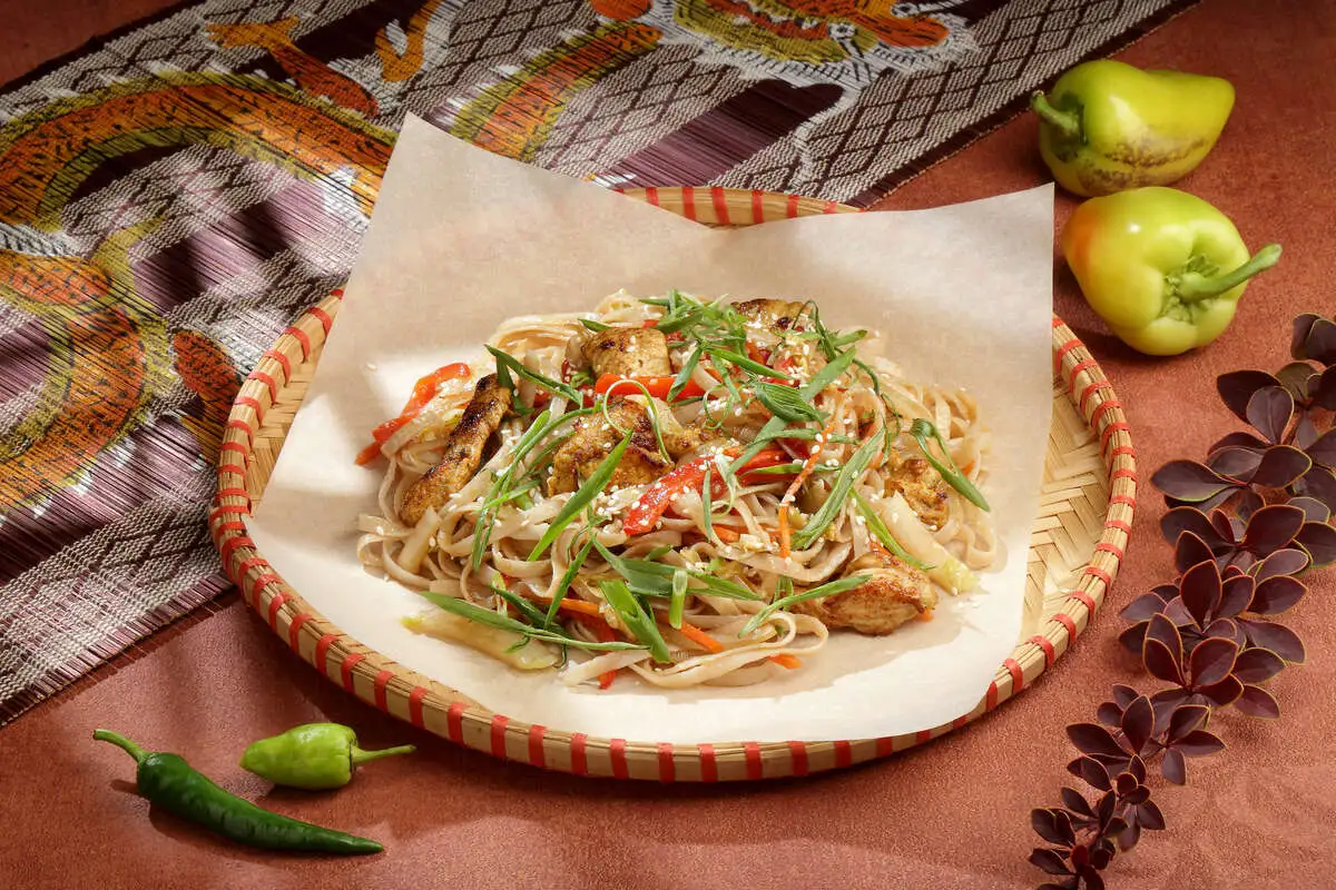 Лапша рисовая с курицей