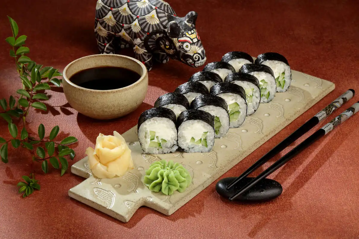 Ролл с огурцом и сыром