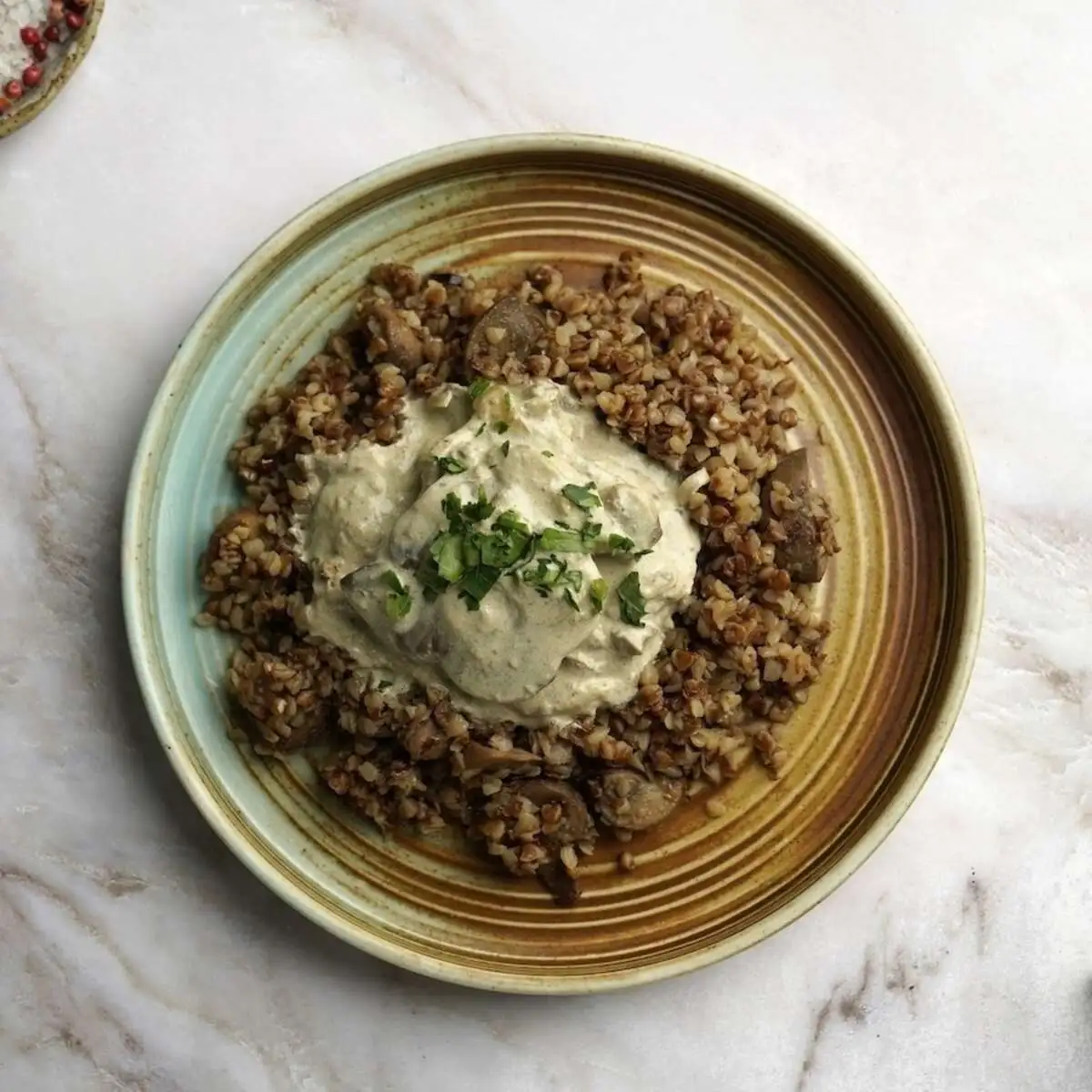 Печень в сливочном соусе и гречка с грибами