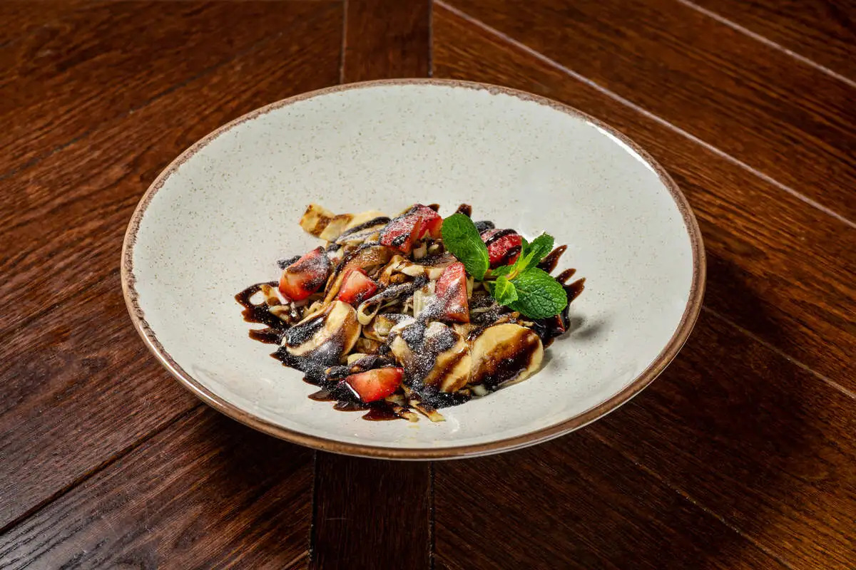 Блины с шоколадом и клубникой