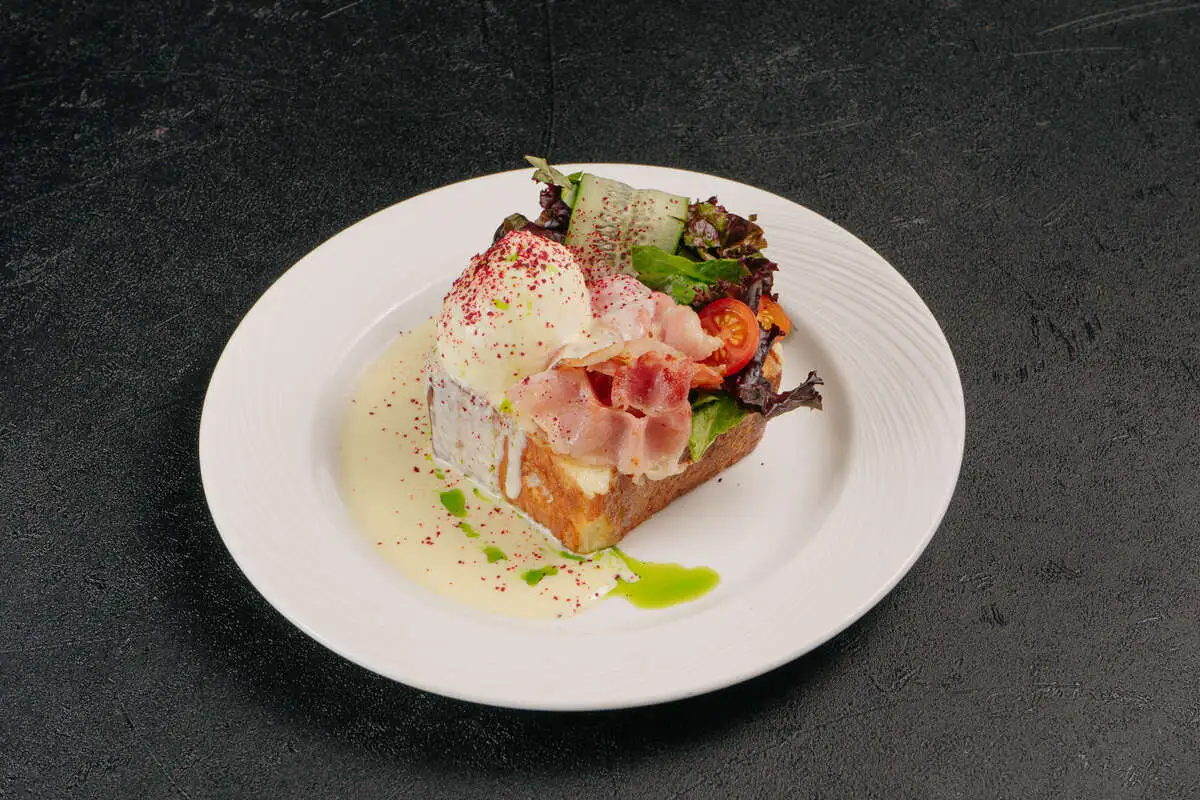 Яйцо Бенедикт с беконом