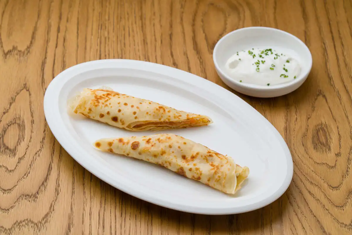 Блин с лососем и сливочным сыром