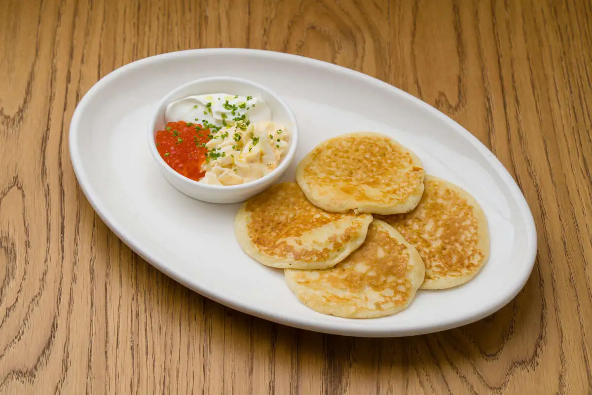 Оладьи с яичным салатом и икрой