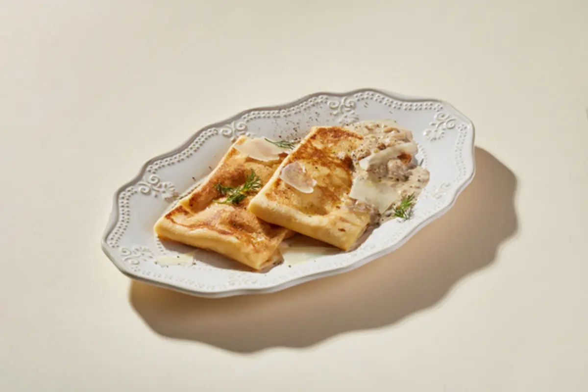 Блины с цыпленком и грибным соусом 