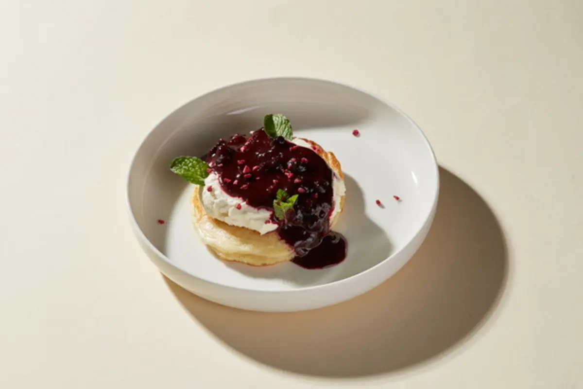 Оладьи со смородиной и кремом из пломбира