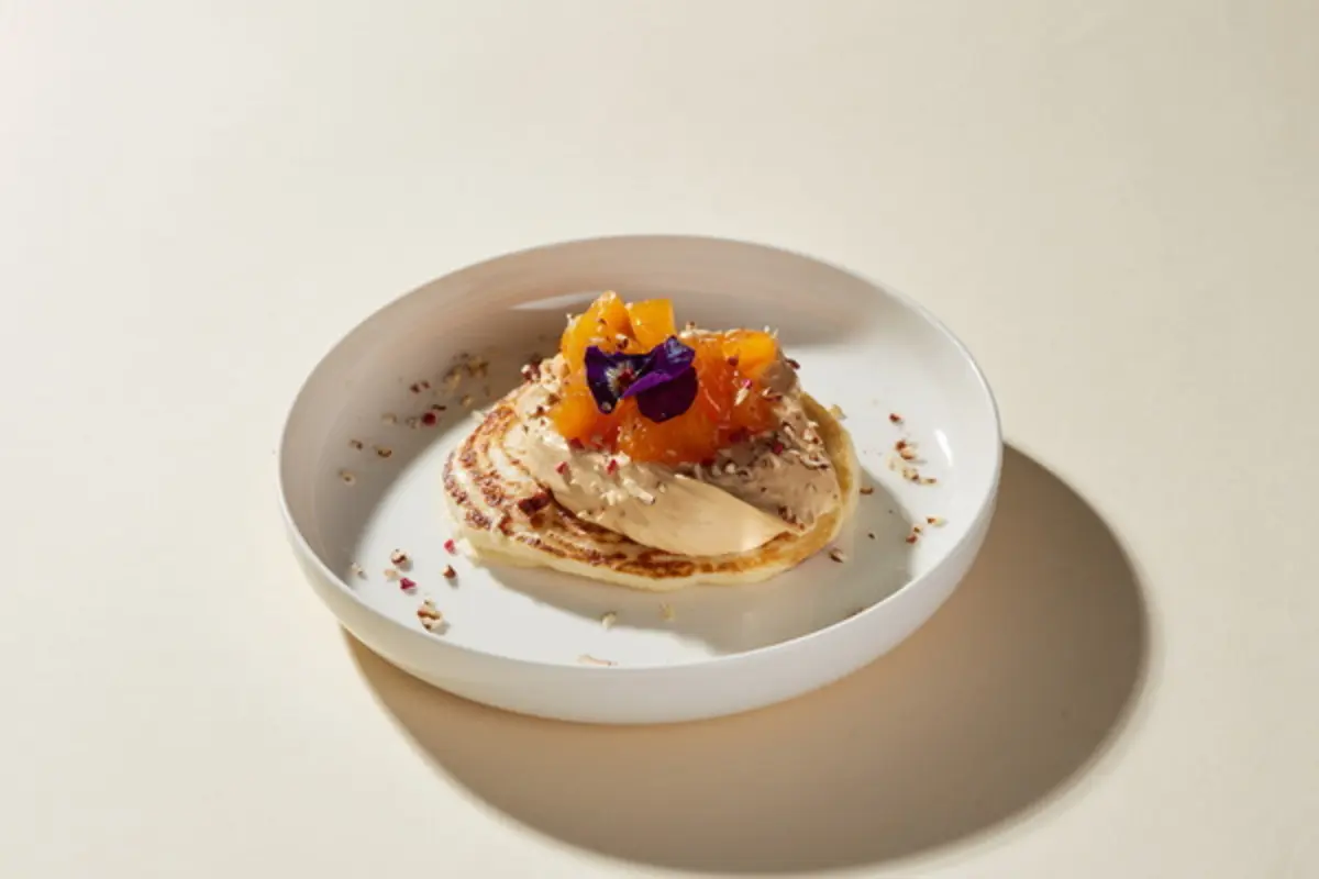 Оладьи с хурмой и вареной сгущенкой 