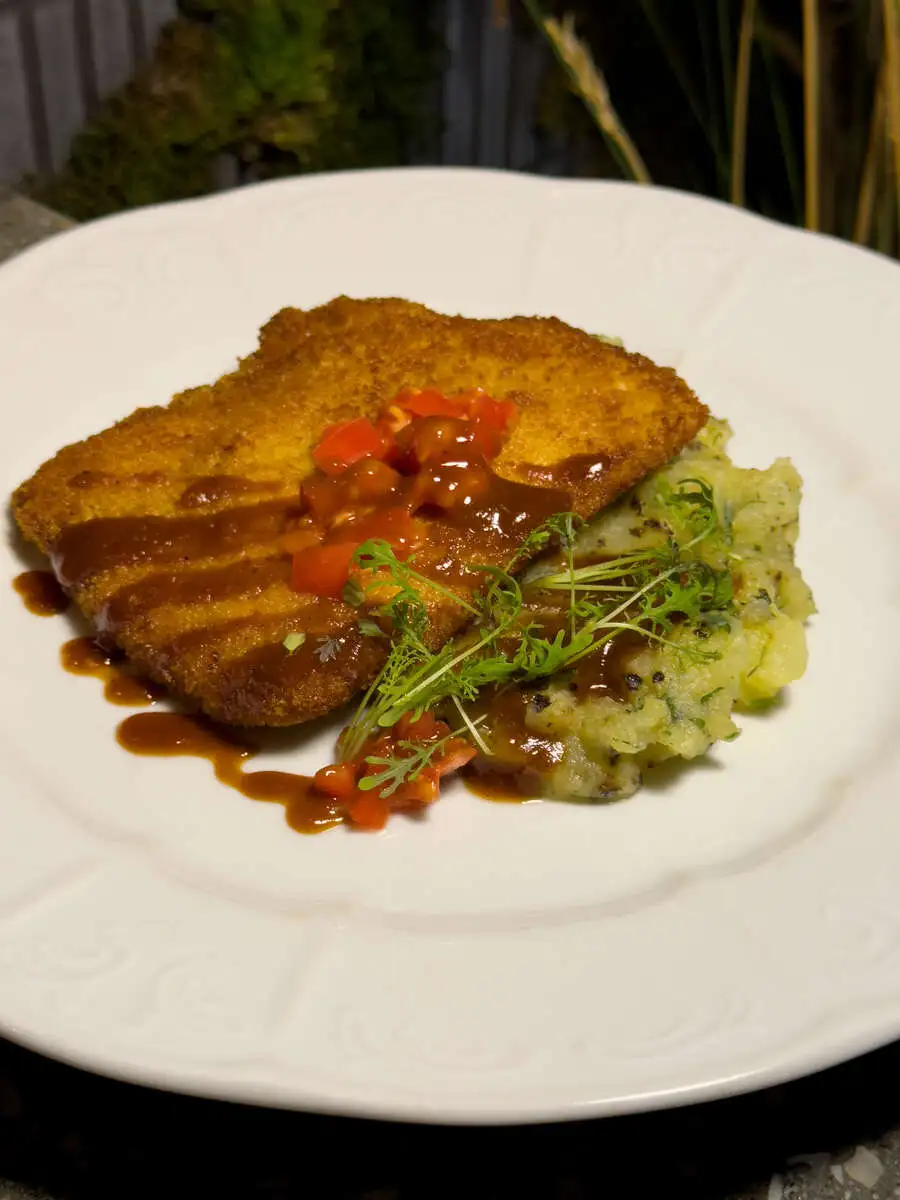 шницель из филе цыпленка с мятым картофелем и сосусом тонкацу